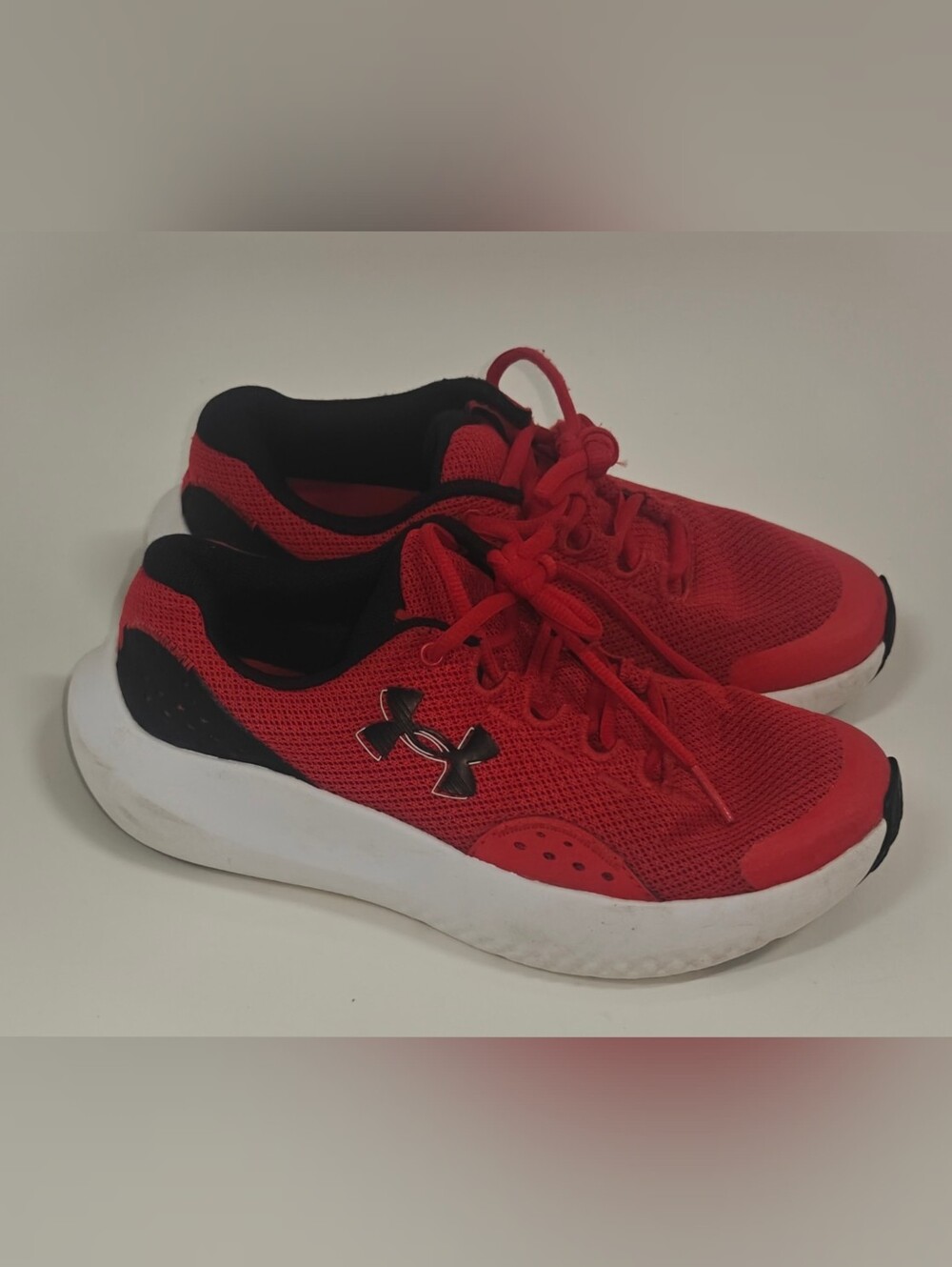 Under Armour Surge 4 Youth Boys Running Shoes Size 5Y Red Black Sneakers